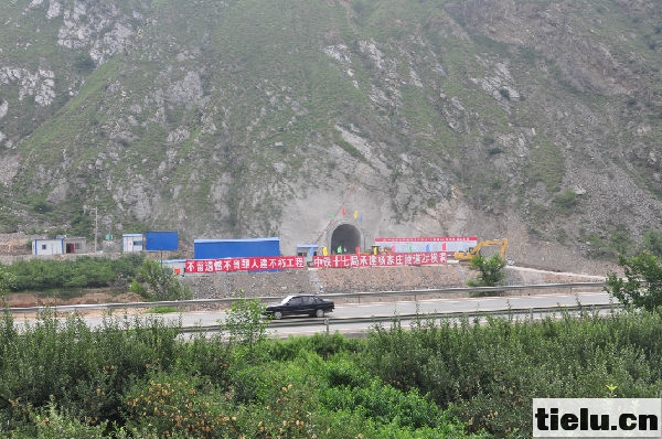 宝兰铁路客专经过当地"马家坪古文化遗址"时,采用大跨度悬建"绿色通