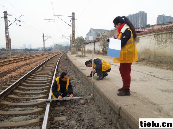 郑州北建筑段测量站台限界确保行车安全 铁路一线 铁路网