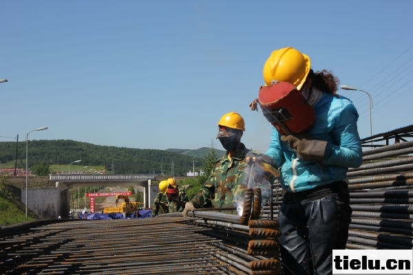 首页 铁路新闻 铁路建设 中铁二十三局二公司牡绥项目部女工组织,通过