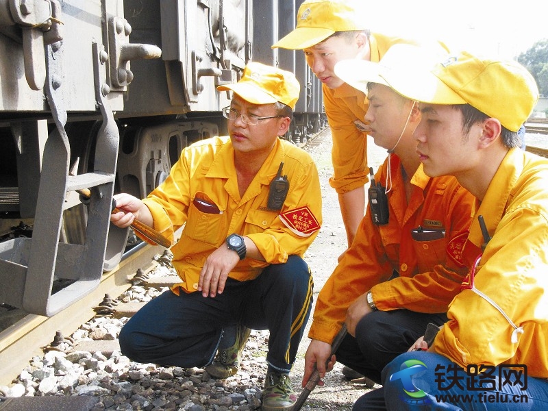 柳州车辆段运用车间工班长在现场为青工讲解业务知识