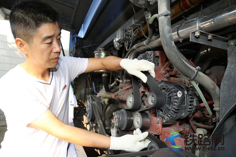 谭永全检查汽车.jpg