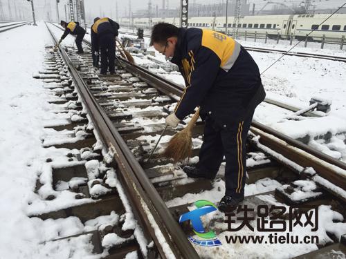 图为该段包东车间包头客线工区职工正在清除道岔积雪。.jpg