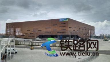 图2：正在建设中的具有北欧风格的未来体育馆（Future Arena），其中的栏杆和防波堤是通过钢制锚栓固定在混凝土底座上。.jpg