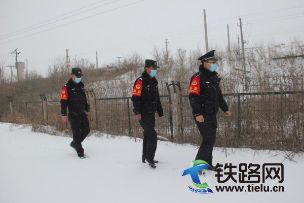 查布嘎车站派出所积极应对降雪天气