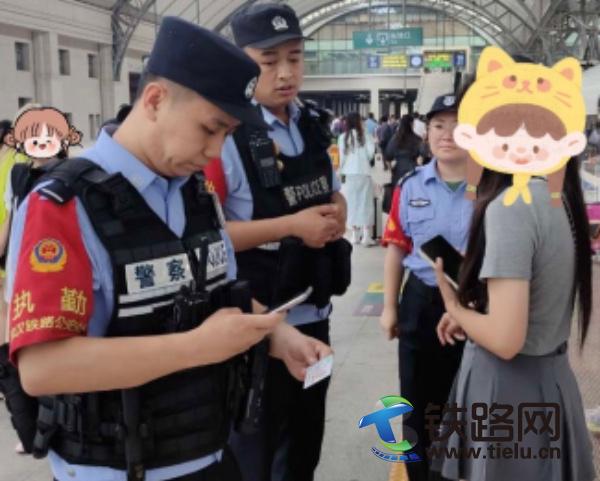 学生离家出走，襄阳铁警找回2600.jpg